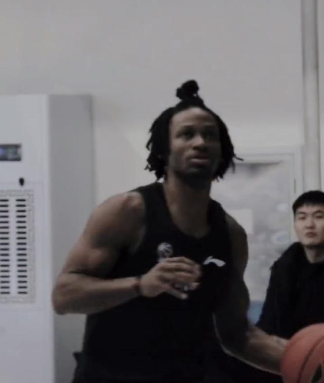不安全感折磨着他，为什么，我始终不明白，虽然他告诉我说他的童年生活很不幸，与父亲的关系也矛盾重重。